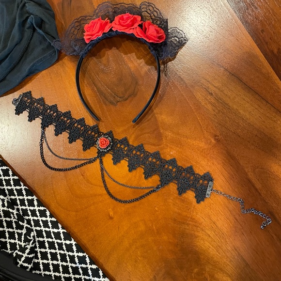 Skull top and rosé headband and rose choker - Picture 2 of 5
